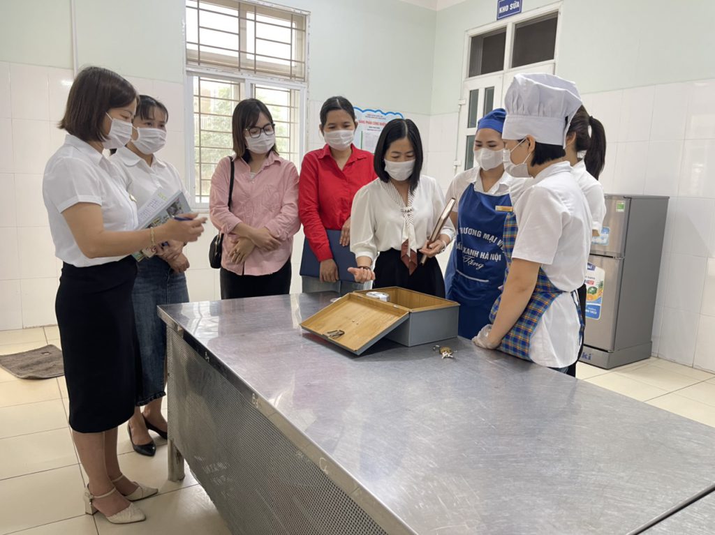 Giám sát An toàn thực phẩm tại các bếp ăn tập thể trường tiểu học trên địa bàn huyện Quốc Oai